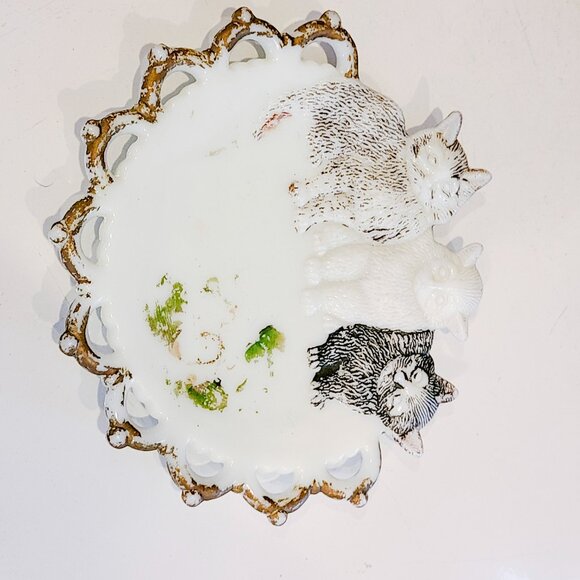 Vintage Milk Glass Kittens on Hanging Plate - Picture 2 of 4